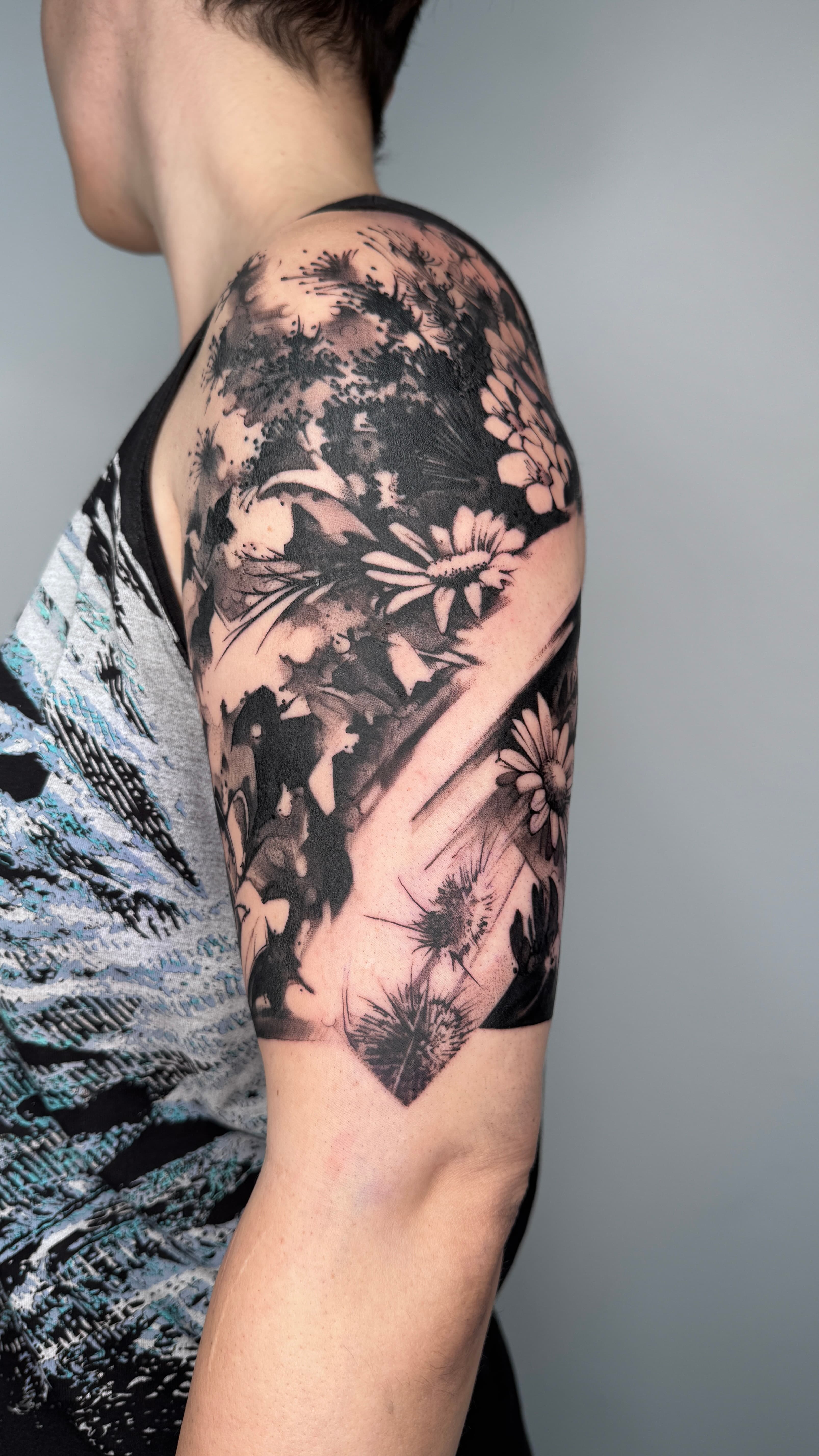 Abstraktes Blumenwiese Tattoo gestochen in Vaihingen an der Enz, mit floralen Details und weichen Übergängen